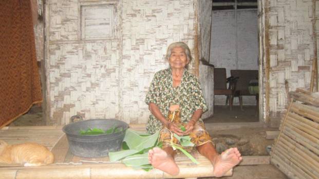 Bali - Vlechten met bananenbladeren