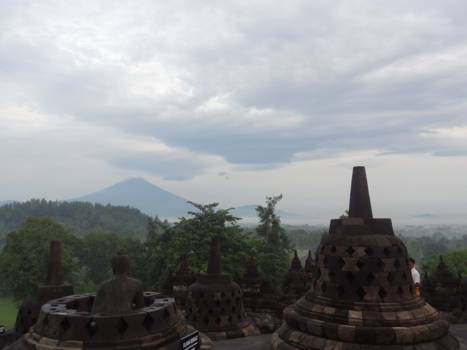 Borobudur - Boeddhabeeld en uitzicht op vulkaan