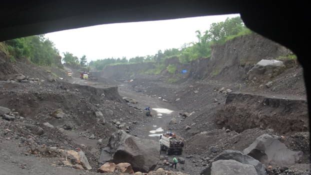 Gunung Marapi - Afgravingen zand en stenen voor de bouw