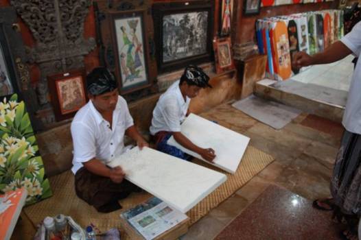 Ubud - Het schilderen van een schilderij in een van de galeries.