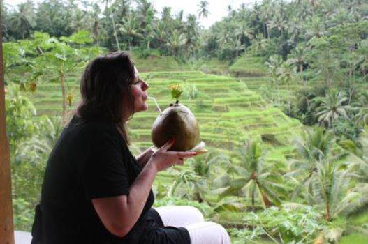 Ubud - Drinken uit een kokosnoot met zicht op de rijstvelden