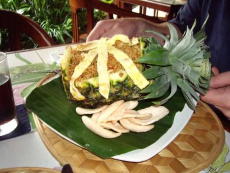 Ubud - Heerlijke nasi als lunchgerecht opgediend in een verse ananas