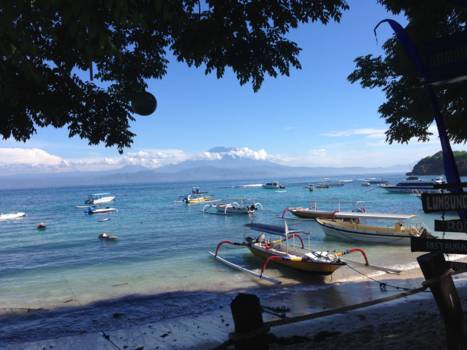 Sanur - Vanuit Sanur met bootje naar Lembongan island uitzicht op Bali met de Gunung Agung