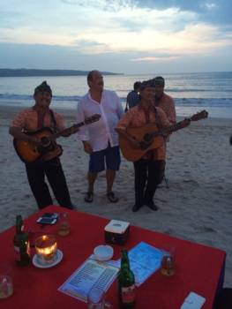 Sanur - Vanuit Sanur naar het strand van Jimbaran heerlijk   Isrestaurants op het strand eten met live muziek