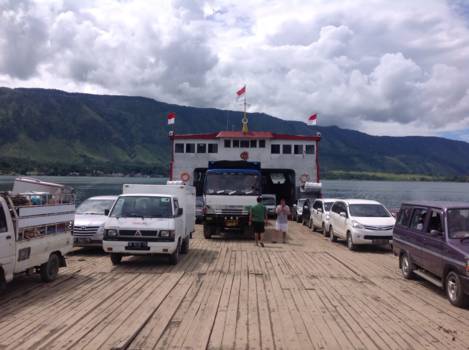 Lake Toba - Op de Ferry van Ajibata naar Tomok of van Tigaraja naar Tuktuk