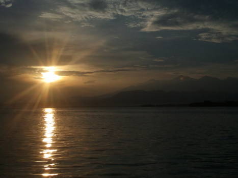 Gili-eilanden - Sunrise from Gili Air with Lombok on background 2015