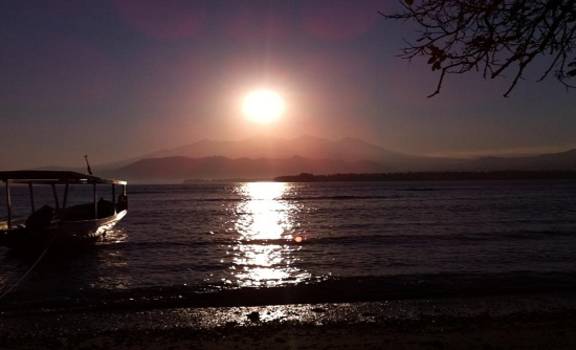 Gili-eilanden - Sunrise from Gili Air with Rinjani on background 2013