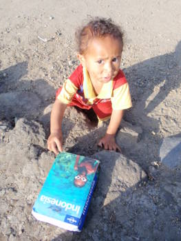 Flores - Jongetje in een dorpje van Flores