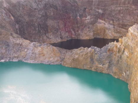 Kleine Soenda-eilanden - Het blauwe en rode meer van de Kelimutu vulkaan.