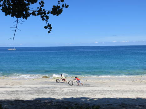 Kleine Soenda-eilanden - Spelende kinderen op het strand.
