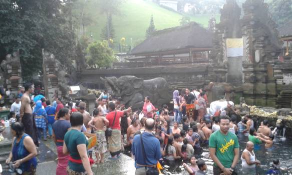 Bali - holy water ceremony