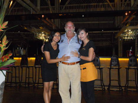 Bali - De vriendelijke bediening op het strand voor ons Hotel bij de Hotel Bar.