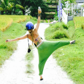 Indonesie - Clowneske yoga-kikker in rijstveld neemt achterstevoren een foto