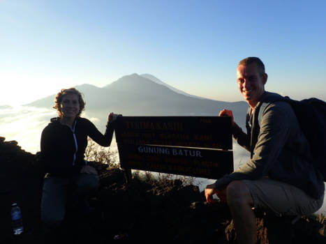 Bali - Eindelijk de top bereikt met zonsopkomst van de Batur vulkaan.