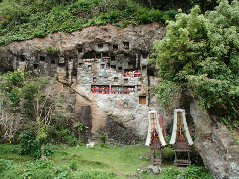 Sulawesi - De rotsgraven met Tau-Tau poppen in Kete Kesu ( Sulawesie)