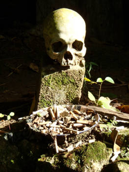 Sulawesi - Rotsgraf in Sulawesie met offer sigaretten. Zou een anti-rook campagne kunnen zijn.