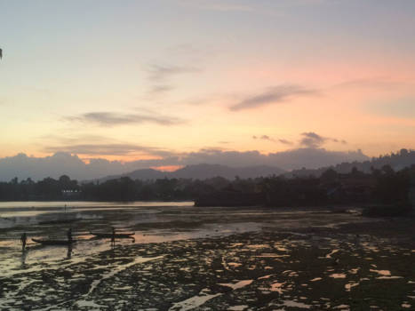 Molukken - Vissers tijdens zonsondergang in de baai van Saparua