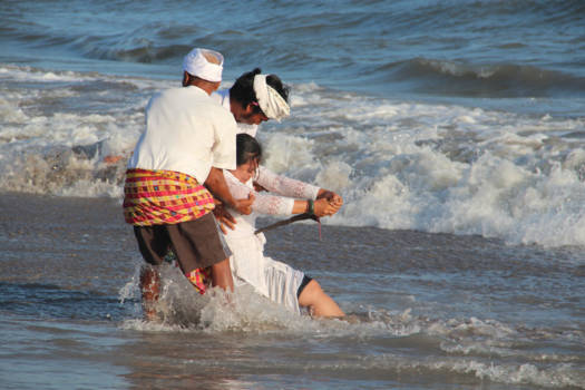 Bali - In trance tijdens ceremonie in Canggu