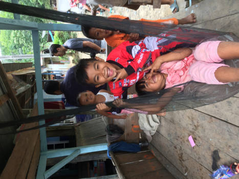 Sumatra - Terwijl de vader palm suiker maakte, vermaken de kinderen met elkaar.