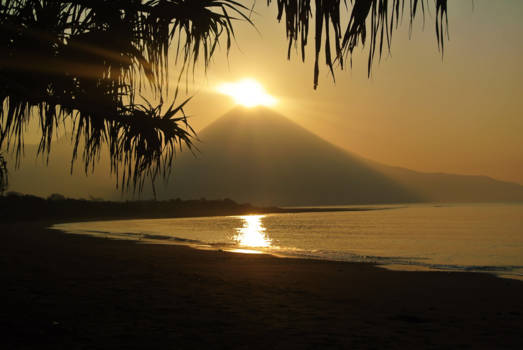 Flores - This vulcano errupts the sun!
