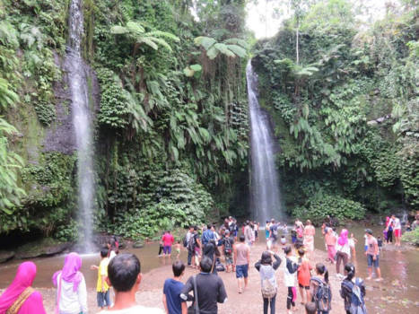 Lombok - Gezellig met z'n allen onder de waterval - Lombok