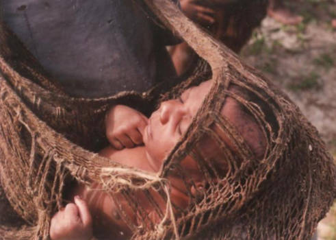 Papoea - zo worden baby's gedragen in de binnenlanden van papoea