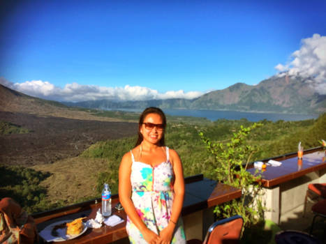 Gunung Batur - Lunchen met uitzicht lake Batur & active Batur Mountain.