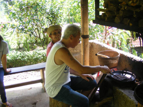 Bali - Koffiebonen roosteren met grandma......