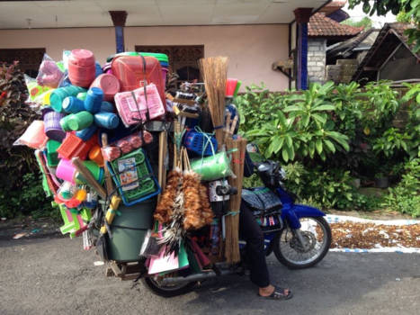 Bali - Bali, marskramer aan huis.