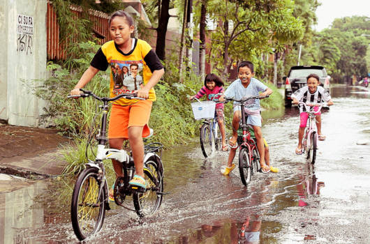 Jakarta - When life gives you rain, play in the puddles!