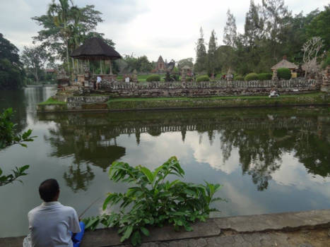 Bali - Gonna catch 'em all! Vissende lokale bevolking bij de Koninklijke tempel in Mengwi