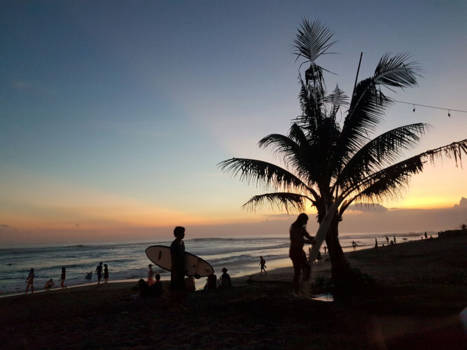 Surfen Bali - Palmtree shower after surfing