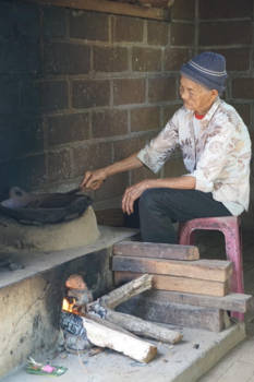 Ubud - Old lady heating up coffee beans