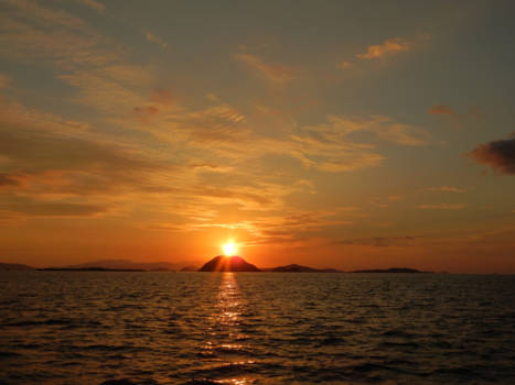 Komodo National Park - Zonsondergang met uitzicht op Komodo Island