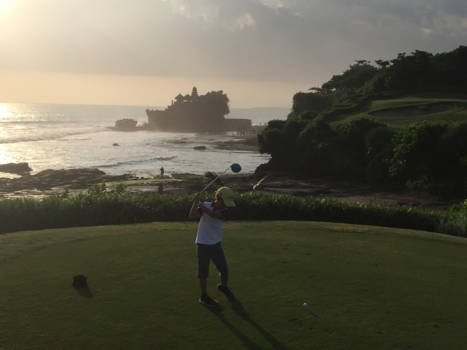 Sanur - mooiste golfbaan met uitzicht op de tanah lot tempel met joris (10 jaar)