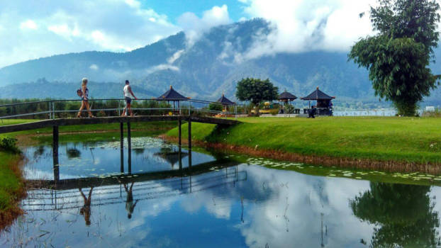 Bali - Romantische wandeling aan het Bratan meer