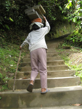 Bali - bejaarde vrouw met stenen