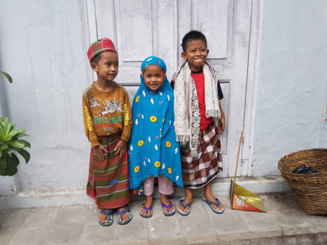 Jakarta - Jogjakarta - Lil girl telling the guys to smile