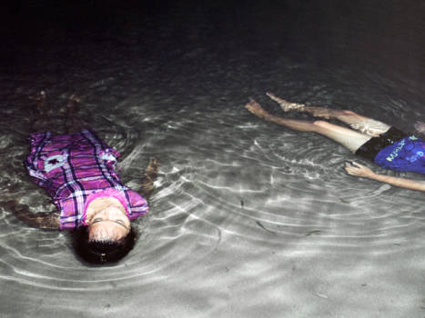 Bali - Locals zwemmen na zonsondergang