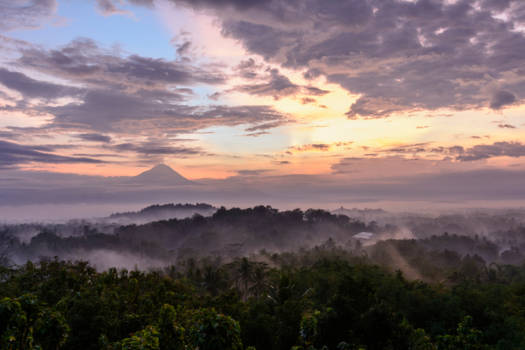 Borobudur - Zonsopkomst met de Borobudur en vulkaan Merapi