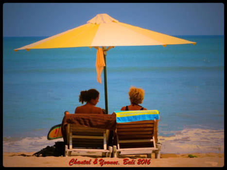 Kuta - Min vrouw en dochter genieten op het strand van Kuta beach