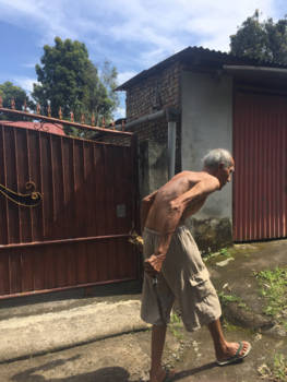 Bali - Hardwerkende oude man.in munduk bali