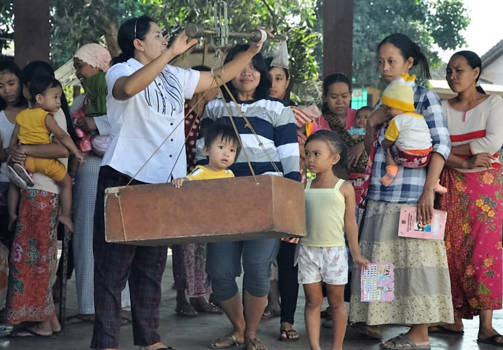 Lombok - Controle bij het consultatie bureau