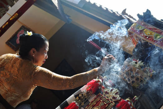 Bali - Wierrook bij een ceremonie.