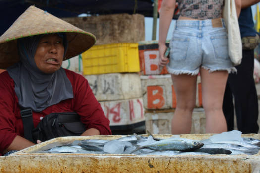 Gianyar - Lokale vrouw verkoopt vis