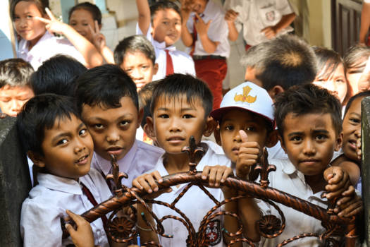 Singaraja - Kinderen bij een school in Singaraja