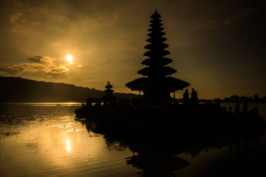 Bali - Een prachtige zonsopgang bij de Pura Ulun Danu Beratan Tempel.