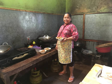 Bali - Trotse kokkin van een warung op Java.
