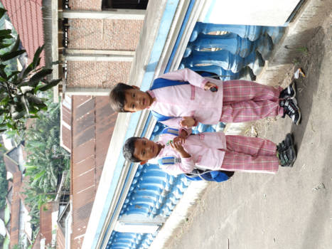 Java - 2 Kinderen op weg naar school in schooluniform