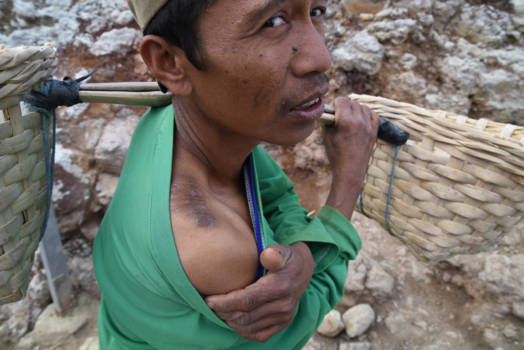 Ijen Krater - zwaar werk om je gezin te onderhouden